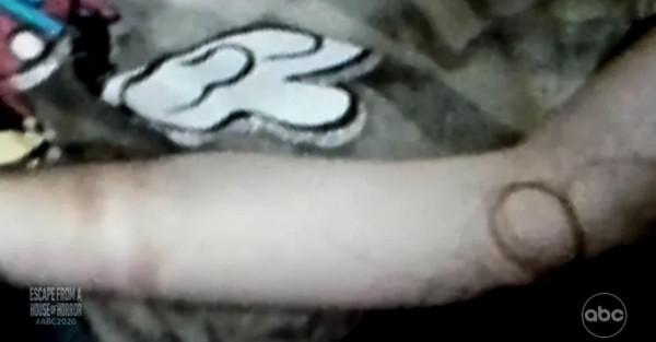 一年洗一次澡，不給吃喝還毒打！美國家庭曝出震驚社會可怕虐童案