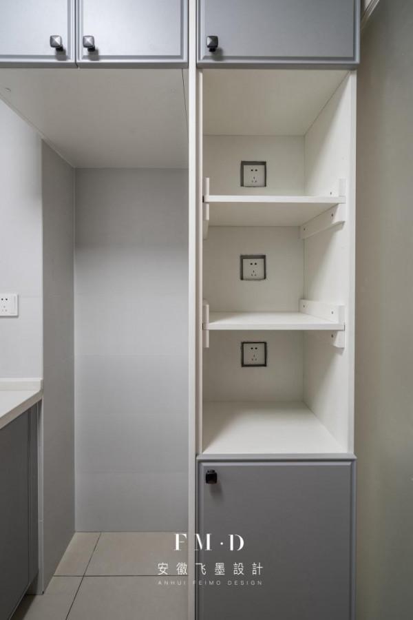 同樣是做U型廚房，她給側邊做掏空處理，塞進冰箱做最佳佈局