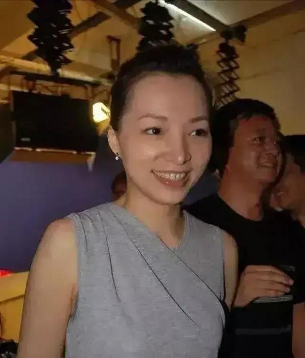 素顏才女董卿，才華橫溢