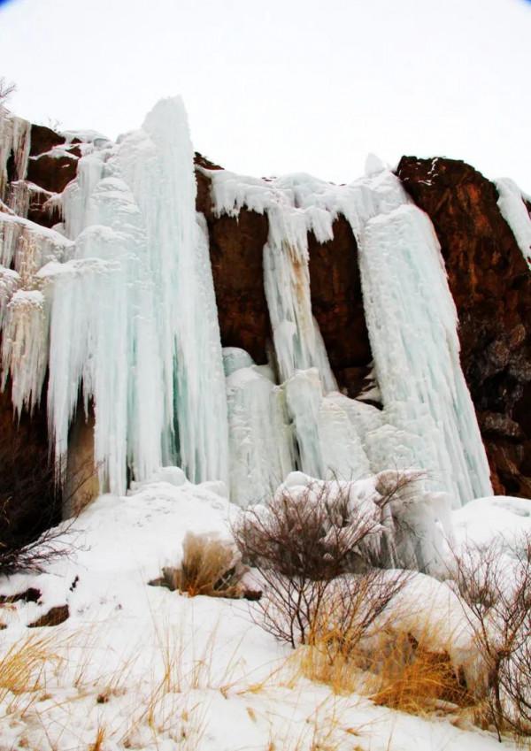 分享~冰瀑布，白色茫茫，晶瑩剔透，稀罕稀罕，太震撼啦