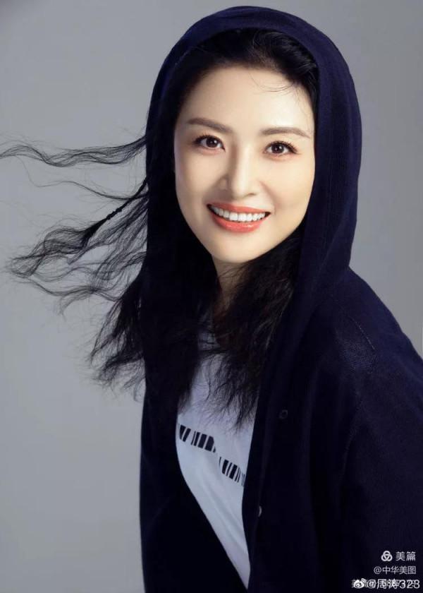 知性優雅的央視前主持人周濤