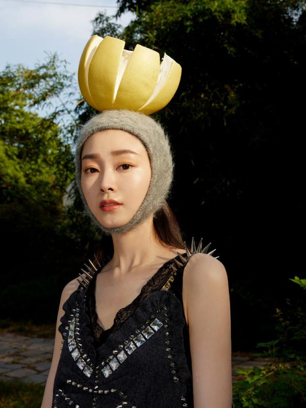 宋軼曝冬日森林暖光大片 光影變幻間詮釋優雅格調