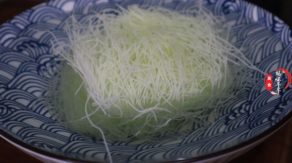 幹米粉浸泡時，要用溫水還是開水？教你正確做法，不粘鍋不會坨