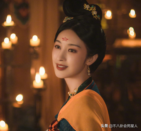 “換頭改命”的8位女星，換個頭資源人氣暴漲，五官看不出原樣