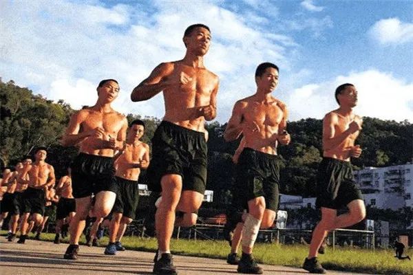 常年訓練的軍人VS擼鐵肌肉男，肌肉形態會有什麼差別？