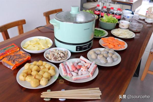 中秋家宴在家吃麻辣火鍋，方便快捷，豐富的食材，實惠又美味