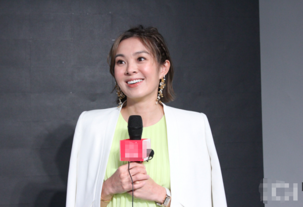 37歲港姐宣佈懷孕！挺6個月孕肚四肢纖細，不懼惡劣環境堅持工作