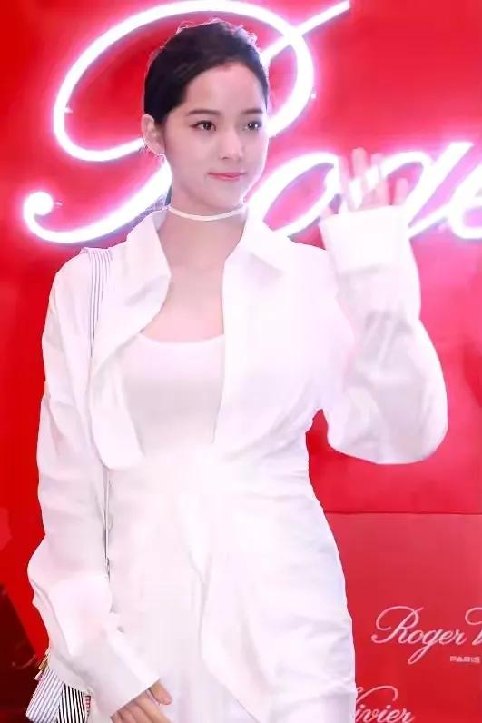 美文美圖：歐陽娜娜，長大的姑娘了