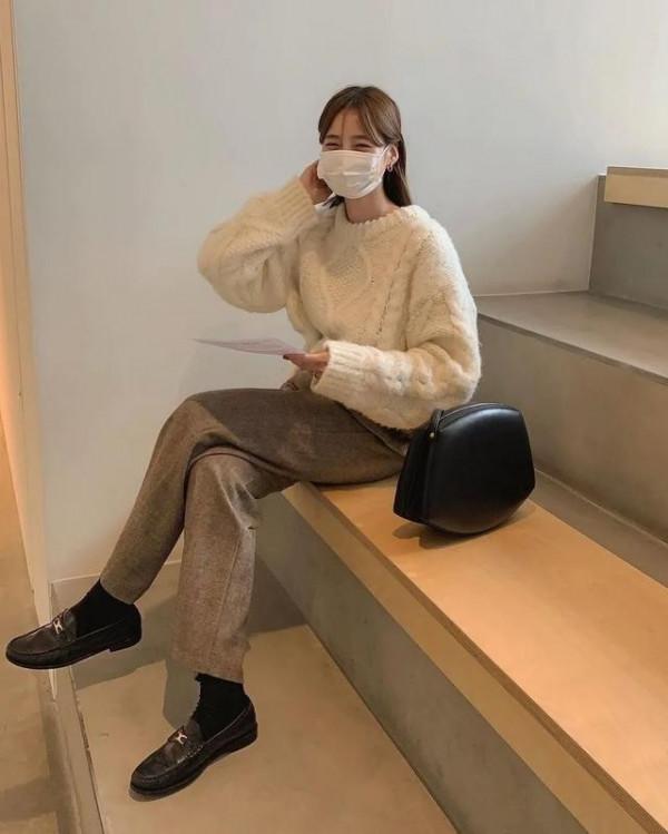 天氣涼了不要只會穿黑色，還有三種顏色可選，顯白又有年輕活力