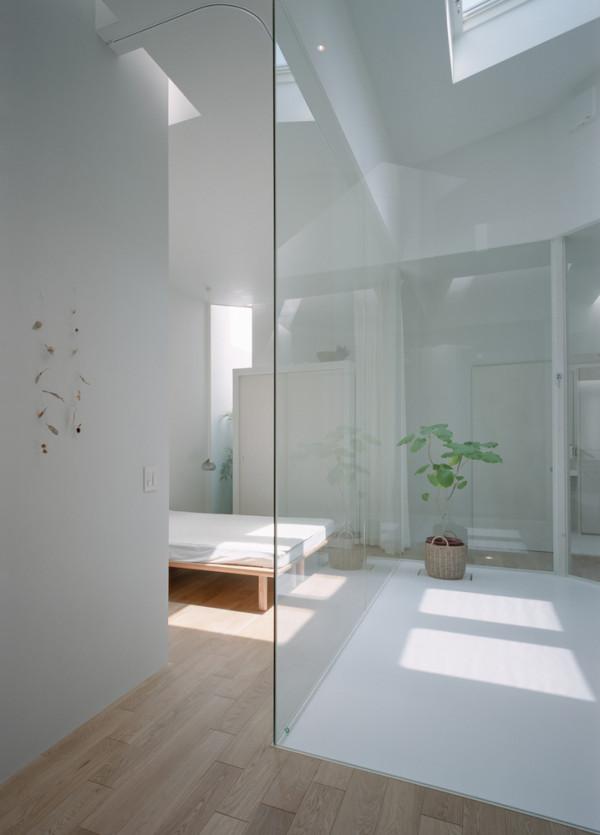 104㎡的住宅：為了能夠有一個安靜的家居空間，對外幾乎完全封閉