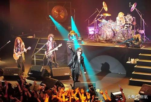 極具視覺衝擊力的日式爆裂美學，肆意而浪漫