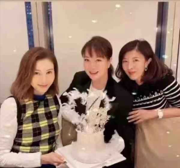 51歲李嘉欣出院後放飛自我!喝酒慶祝好開心,穿休閒裝更美回巔峰 51歲李嘉欣出院後放飛自我!喝酒慶祝好開心,穿休閒裝更美回巔峰