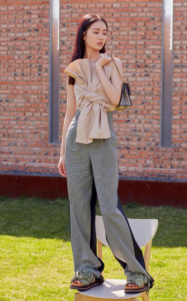 不愧是唐嫣“最寵”的藝人，穿西裝裙配刺繡短靴，筆直雙腿太搶鏡