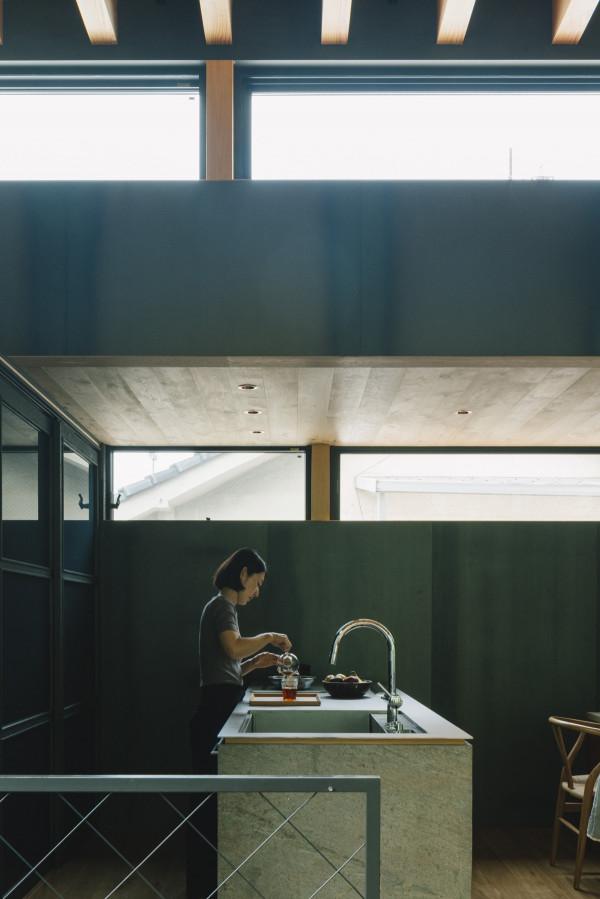 日本34歲單親媽媽回鄉下,在隧道邊建114㎡小家,獨自撫養倆兒子 日本34歲單親媽媽回鄉下,在隧道邊建114㎡小家,獨自撫養倆兒子