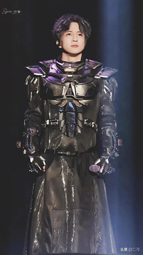 薛之謙的這套金屬盔甲造型可太絕了，星際執行官薛之謙