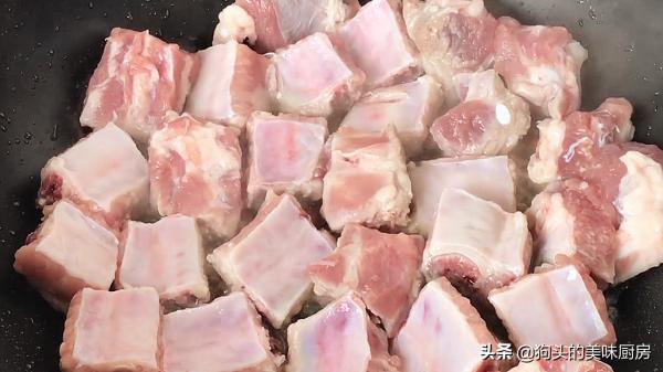 做排骨，切記不要焯水跟油炸了，教你一個做法，軟爛脫骨，超下飯