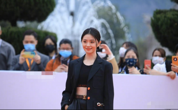 同樣是走紅毯，張子楓穿衛衣眾人誇，劉浩存穿禮服卻被人說做作