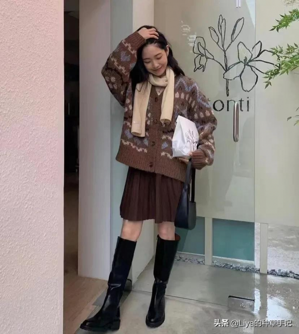 “厚外套 + 裙子”= 今冬王炸組合，太美了