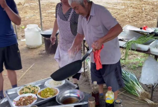 山東大爺大集上賣炒菜，幹了30多年仍不會顛勺，全靠香油提味