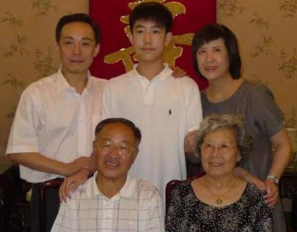 京劇大師於魁智和梁以薇的愛情：一個愛吃西餐，另一個愛吃炸醬麵