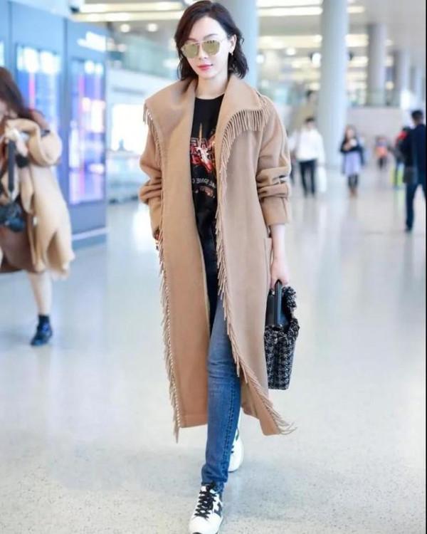 陳數真大意“睡袍裙”皺巴巴的,人再美再有氣質也抵不住瑕疵啊 陳數真大意“睡袍裙”皺巴巴的,人再美再有氣質也抵不住瑕疵啊