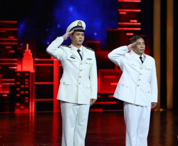 在家我是你父親,在軍隊你是我領導,父親給兒子敬禮:你受得起 在家我是你父親,在軍隊你是我領導,父親給兒子敬禮:你受得起