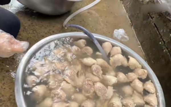 安徽大哥家裡開飯店，主打重口味美食，客人：這到底有沒有毒？