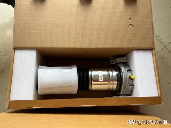 百萬級大眾8缸途銳戰損車況，發動機快報廢，4S店拒修翻後新復活