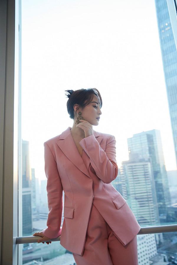 蔣勤勤獲風格大賞態度女性 穿粉套裝優雅知性從容大氣 蔣勤勤獲風格大賞態度女性 穿粉套裝優雅知性從容大氣