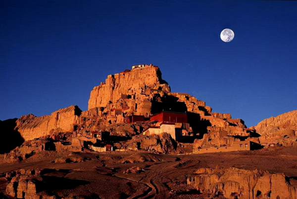 1984年，西藏牧民為找牛誤入龐大古城，被滿地骷髏嚇得轉身就跑