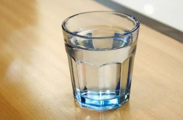 喝水時,一半熱水兌一半冷水,對身體好還是不好? 喝水時,一半熱水兌一半冷水,對身體好還是不好?