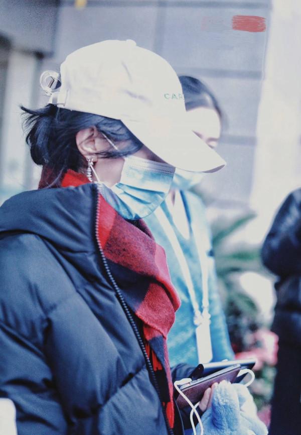 趙麗穎單身後更嫩了！羽絨服配西褲酷帥洋氣，34歲依舊少女感滿滿