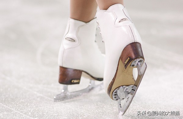 花樣滑冰華麗的服裝很貴吧？這樣一件要多少錢呢？