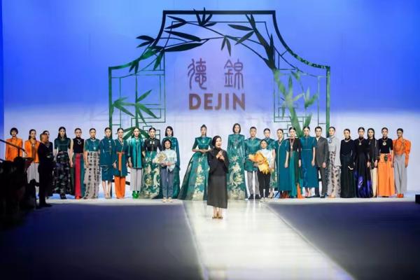 驚豔！聽障孿生姐妹手工刺繡作品登上中國時裝週舞臺