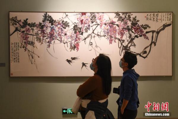 “知行墨境——當代中國畫名家邀請展”吸引參觀者 “知行墨境——當代中國畫名家邀請展”吸引參觀者