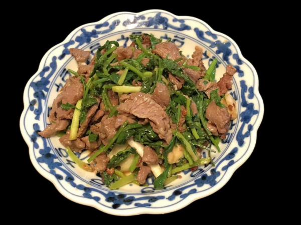 潮爸12月22日午餐記錄，雪菜炒毛豆米、小炒嫩羊肉、清蒸鱖魚