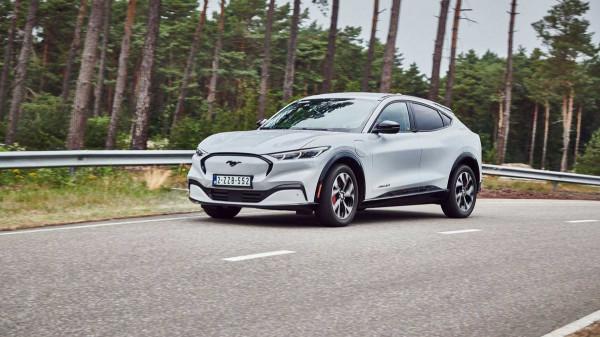 五十步笑百步?福特因車頂脫落風險召回Mach-E,曾嘲笑特斯拉 五十步笑百步?福特因車頂脫落風險召回Mach-E,曾嘲笑特斯拉