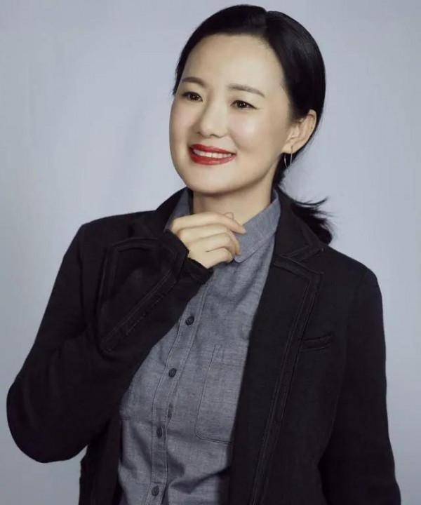 董卿詠梅世紀同框圖集：一個驚豔了時光，一個溫柔了歲月