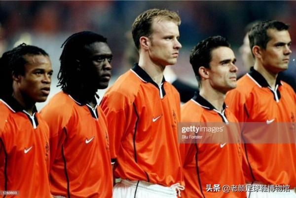 22歲兩奪歐冠，因荷蘭隊內訌失去皇馬主力位置，2400萬歐加盟國米
