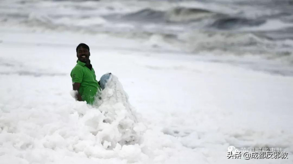 印度海灘被有毒泡沫包圍，孩子們卻把它當成了遊樂場