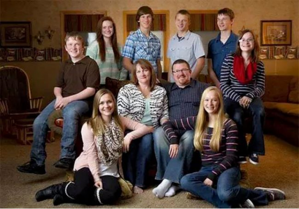 24年前，轟動世界的全球首例七胞胎，現已長大成人，離開獲贈別墅