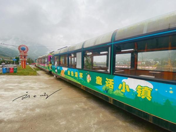 四川綿竹有一座童話小鎮，群山環繞，五彩斑斕，已成網紅打卡點