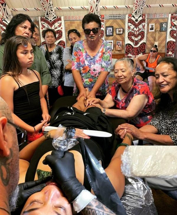 擁有毛利臉部傳統刺青主持人，成為第一個紐西蘭黃金時段新聞主播