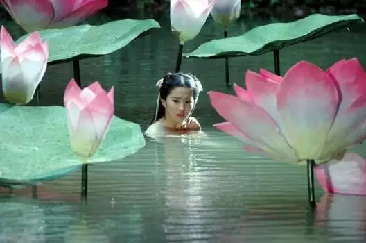 只可遠觀卻無關風月，神仙姐姐劉亦菲為何如此鍾情琥珀？