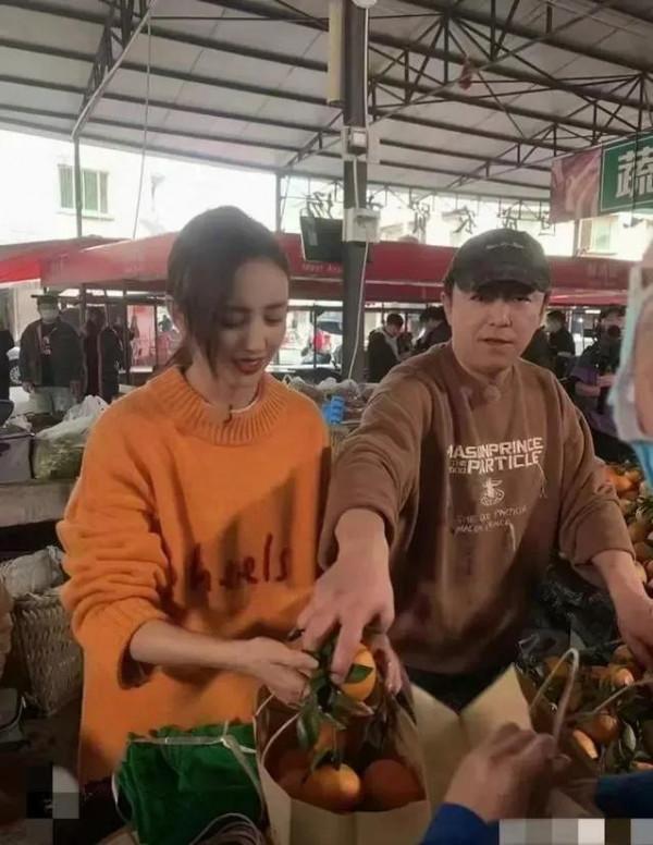 47歲黃渤現身小鎮菜市場,賣橙子動作熟練,佟麗婭氣質太出眾 47歲黃渤現身小鎮菜市場,賣橙子動作熟練,佟麗婭氣質太出眾