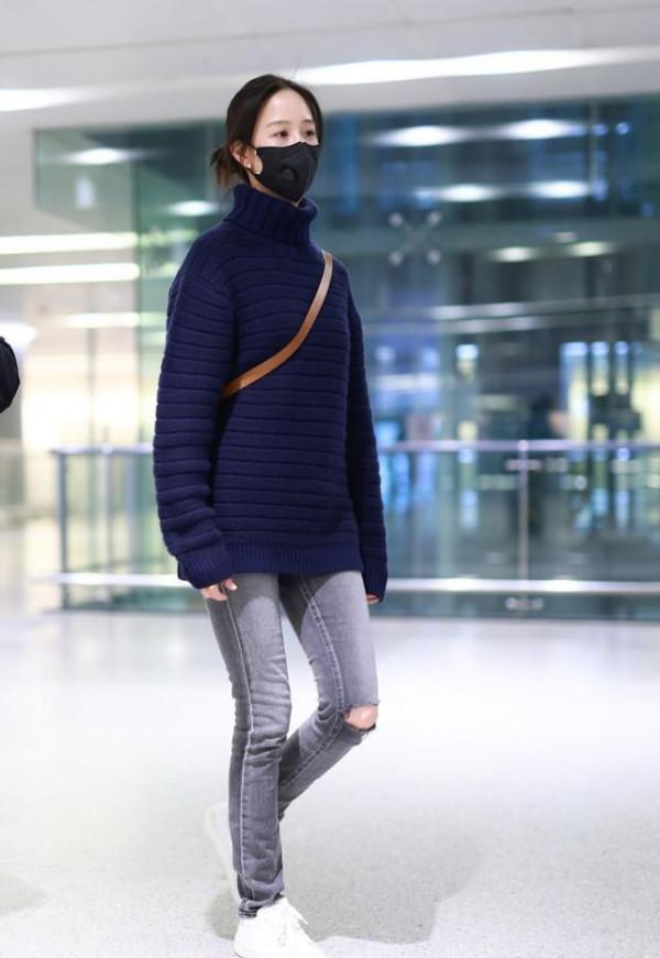 張鈞甯冬天裡穿著真隨性，羽絨服配牛仔褲，素顏出鏡很自然