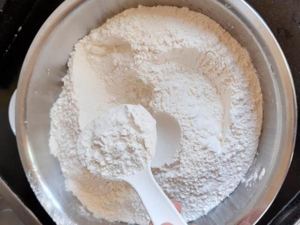 用酵母粉蒸饅頭，還需要放鹼面嗎？很多人不懂，難怪蒸的饅頭髮酸