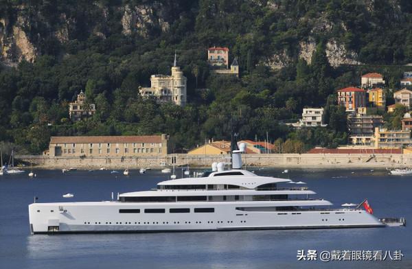 小李子新片熱播心情好，乘超豪華遊艇度假，卻遭詬病：偽環保大使