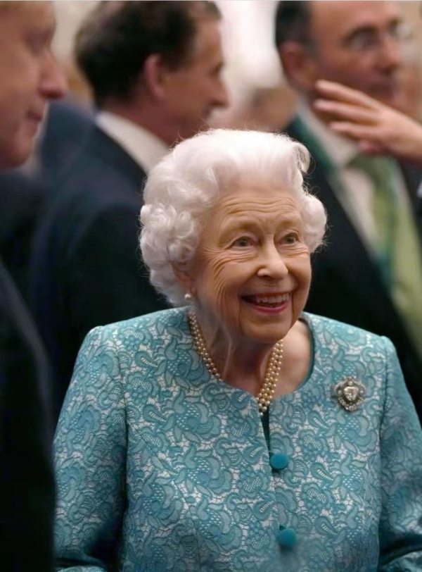 真壕氣,英女王戴18.8克拉庫裡南胸針亮相,查爾斯和威廉做跟班 真壕氣,英女王戴18.8克拉庫裡南胸針亮相,查爾斯和威廉做跟班