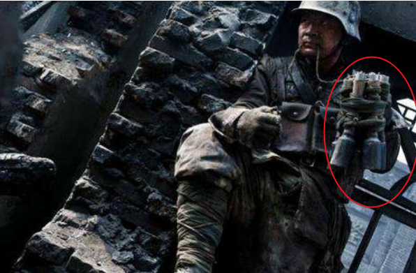 電影《八佰》中，士兵抱著手榴彈一個個往下跳，直接扔不行嗎？